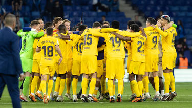 Die Spieler des FC Barcelona feiern nach dem Gewinn der Meisterschaft
