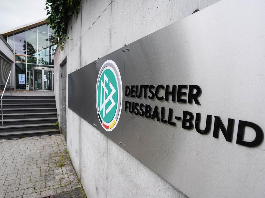 Das Logo des Deutschen Fußball-Bundes (DFB) prangt am Eingang zur alten Zentrale