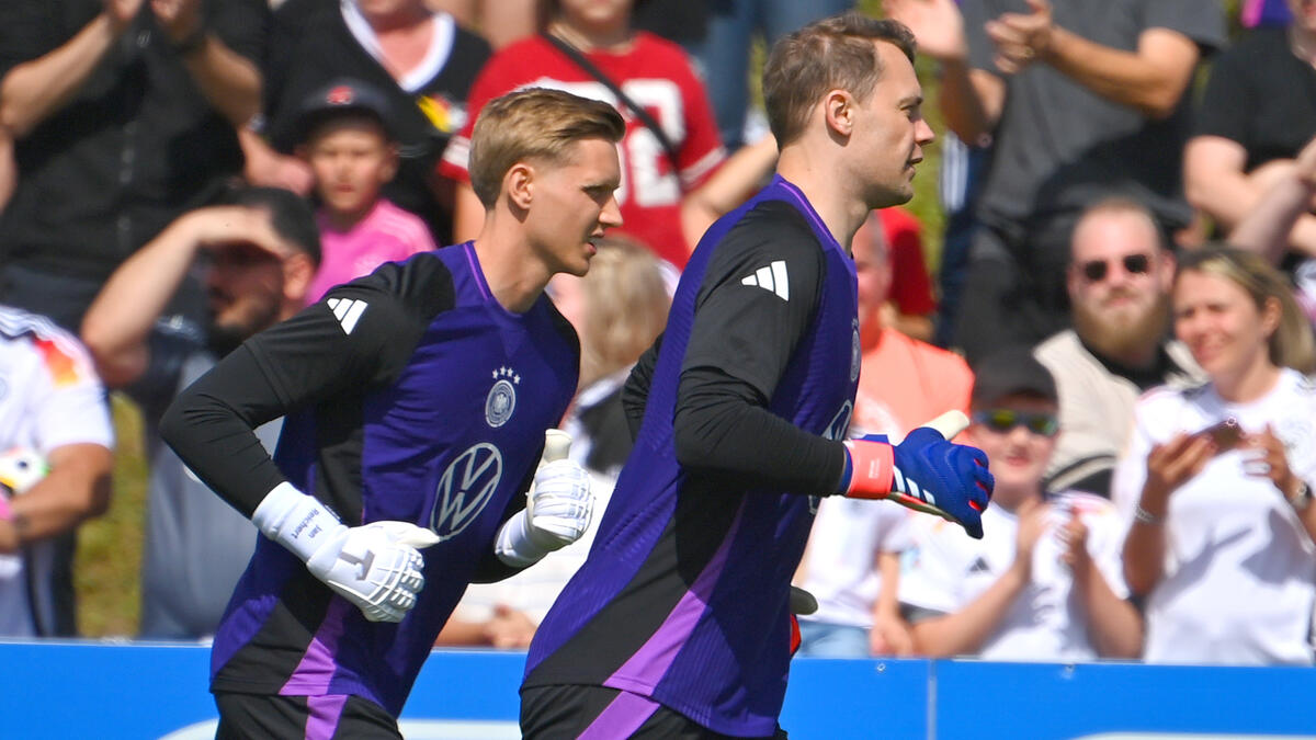 Jan Reichert (l.) vom 1. FC Nürnberg unterstützt Manuel Neuer und die DFB-Elf bei gewissen Übungen im Training.