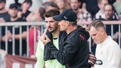 St.-Pauli-Trainer Alexander Blessin lobt seinen Torwart Nikola Vasilj (l.)