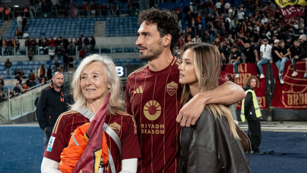 Mats Hummels nach dem Spiel mit seiner Mutter sowie seiner Freundin Mats Hummels nach dem Spiel mit seiner Mutter sowie seiner Freundin