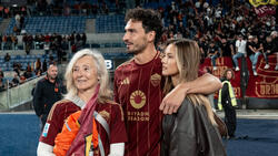 Mats Hummels nach dem Spiel mit seiner Mutter sowie seiner Freundin