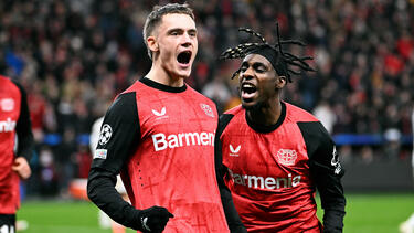 Jeremie Frimpong (r.) und Florian Wirtz wechseln gemeinsam zum FC Liverpool