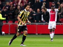 Riechedly Bazoer (r.) juicht na het scoren van de 1-0 tijdens het competitieduel Ajax - Vitesse. (23-01-2016)