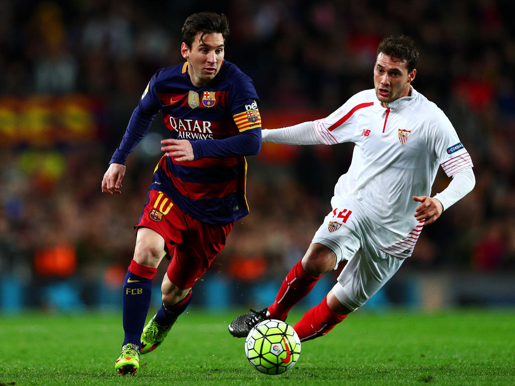 Sevillas Sebastian Cristóforo (r.) kann Lionel Messi im Ligaspiel beim FC Barcelona nicht stoppen. (28.02.2016)