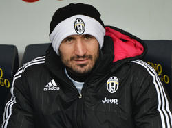 Giorgio Chiellini krijgt rust en begint op de bank bij de wedstrijd Chievo Verona - Juventus. (31-01-2016)
