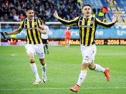 Milot Rashica (r.) laat de GelreDome ontploffen door kort na rust de 1-0 te scoren tegen Heracles Almelo. Kevin Diks, die zijn vijftigste Eredivisie-duel speelt, viert het feest mee. (16-04-2016)
