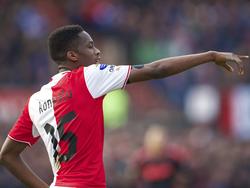 Terence Kongolo zet zijn verdediging neer tijdens Feyenoord - Ajax. (2-3-2014)