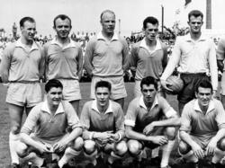 Een deel van de PSV-selectie in het seizoen 1963/1964. Linksboven staan twee goede vrienden naast elkaar: Cees Heerschop en Fons van Wissen.