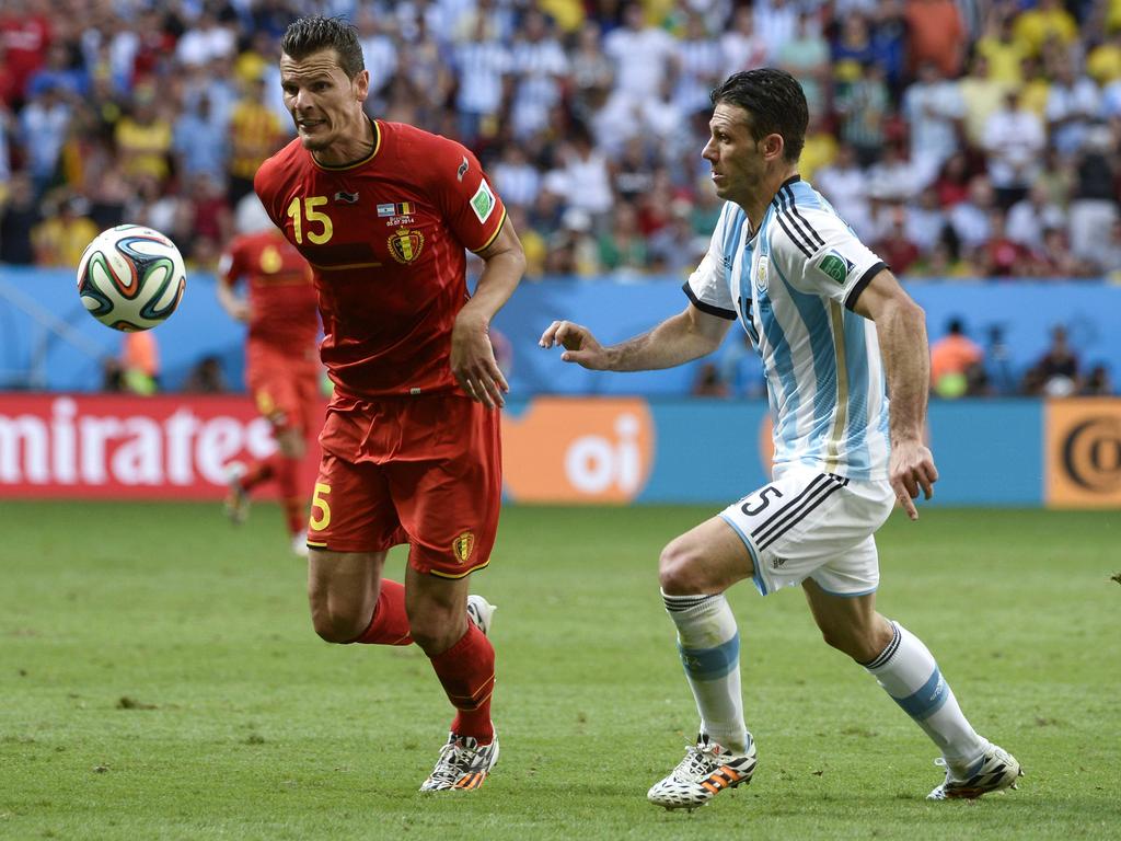 De ene centrumverdediger, Daniel van Buyten, probeert de andere centrumverdediger van Argentinië, Martin Demichelis, af te troeven (05-07-2014).