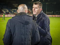 Marinus Dijkhuizen (r.) is niet blij met de cynische felicitatie van Jurgen Streppel (l.) na afloop van de puntendeling tussen Willem II en Excelsior. (22-11-2014)