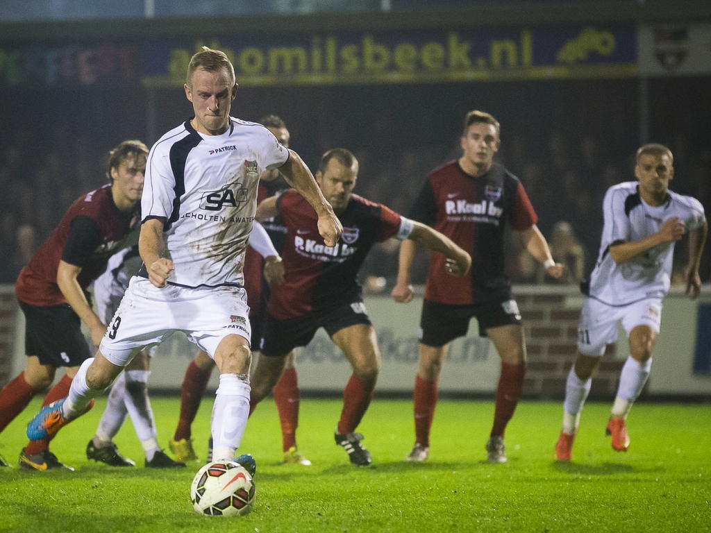 Sjoerd Ars mag in de KNVB beker een penalty nemen tegen De Treffers. (30-10-2014)