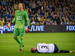 Henrico Drost (r.) ligt geblesseerd op de grond tijdens het competitieduel Vitesse - NAC Breda. (25-10-2014)