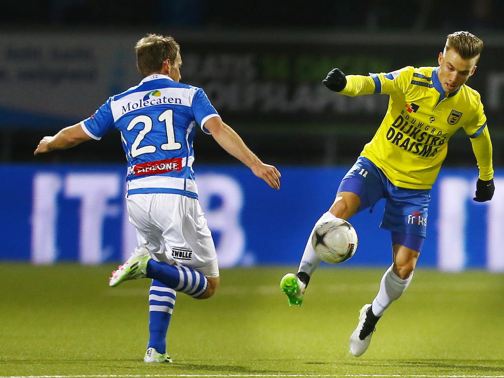 SC Cambuur - PEC Zwolle is de laatste wedstrijd dat Albert Rusnák (r.) in het geel van de Friezen verschijnt. Hier wordt de speler onder druk gezet door Wout Brama. (20-12-2014) SC Cambuur - PEC Zwolle is de laatste wedstrijd dat Albert Rusnák (r.) in het geel van de Friezen verschijnt. Hier wordt de speler onder druk gezet door Wout Brama. (20-12-2014)