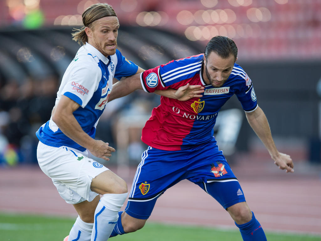 Michael Lang (GC) im Zweikampf mit Shkelzen Gashi Michael Lang (GC) im Zweikampf mit Shkelzen Gashi