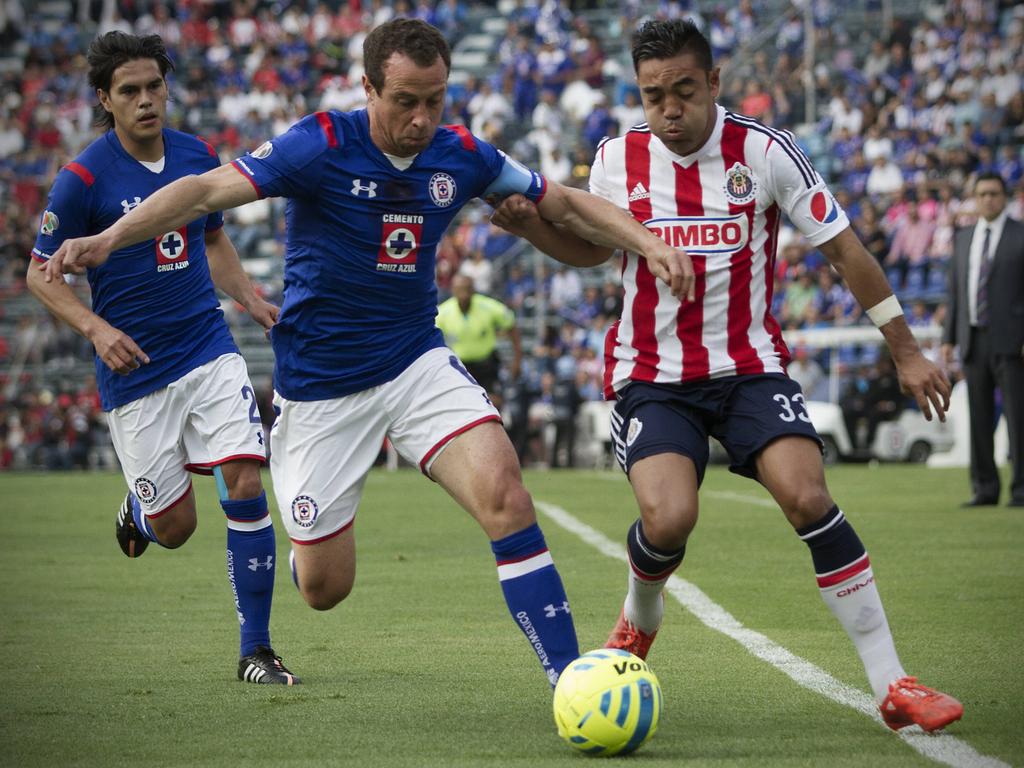 Torrado (Izq.) y Marco Fabián pugnan por el cuero. (Foto: Imago)