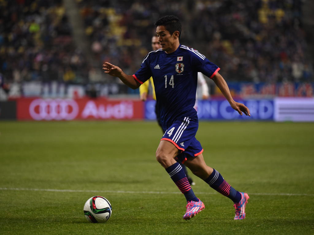 Yoshinori Muto in actie bij het nationale elftal van Japan tegen Tunesië. (27-03-2015)