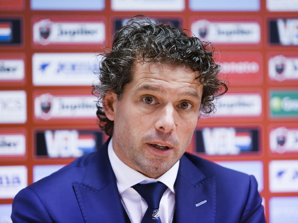 FC Eindhoven-trainer Jean-Paul de Jong tijdens de persconferentie na de wedstrijd tegen Telstar. (06-04-2015)