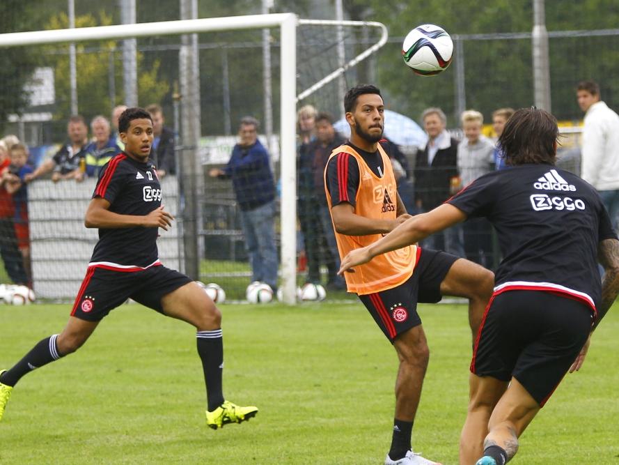 Onder druk van Jaïro Riedewald (l.) en Mitchell Dijks (r.) moet Ricardo Kishna een hoge bal aannemen tijdens het trainingskamp van Ajax in De Lutte. (13-07-2015) Onder druk van Jaïro Riedewald (l.) en Mitchell Dijks (r.) moet Ricardo Kishna een hoge bal aannemen tijdens het trainingskamp van Ajax in De Lutte. (13-07-2015)