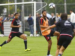 Onder druk van Jaïro Riedewald (l.) en Mitchell Dijks (r.) moet Ricardo Kishna een hoge bal aannemen tijdens het trainingskamp van Ajax in De Lutte. (13-07-2015)