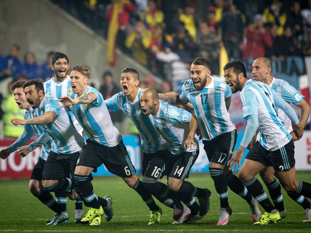 Argentiniens Spieler jubeln nach dem letzten Elfmeter