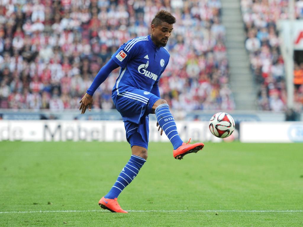 Kevin-Prince Boateng controleert de bal tijdens het competitieduel 1. FC Köln - FC Schalke 04. (10-05-2015)