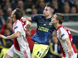 Nick Viergever (l.) en Joël Veltman (r.) bewaken samen Robin van Persie in het Europa League-duel Ajax - Fenerbahçe. (05-11-2015)