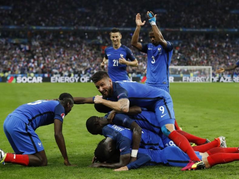 Antoine Griezmann heeft de 4-0 aangetekend. Zijn Franse ploeggenoten zijn er snel bij om het feestje met hem mee te vieren. (03-07-2016)