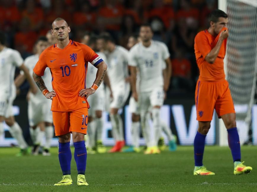 Wesley Sneijder y Kevin Strootman no logran levantar a la 'Oranje'. (Foto: ProShots)