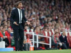 Chelsea-trainer Antonio Conte is gefrustreerd tijdens het competitieduel Arsenal - Chelsea (24-09-2016).