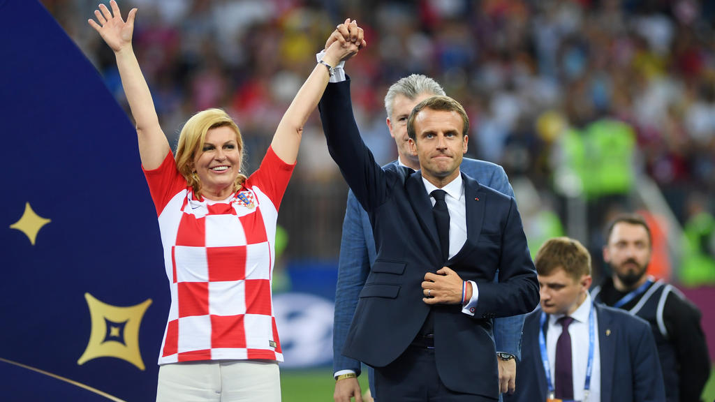 Frankreichs Präsident Emmanuel Macron und Kroatiens Staatspräsidentin Kolinda Grabar-Kitarovic bei der Siegerehrung in Moskau