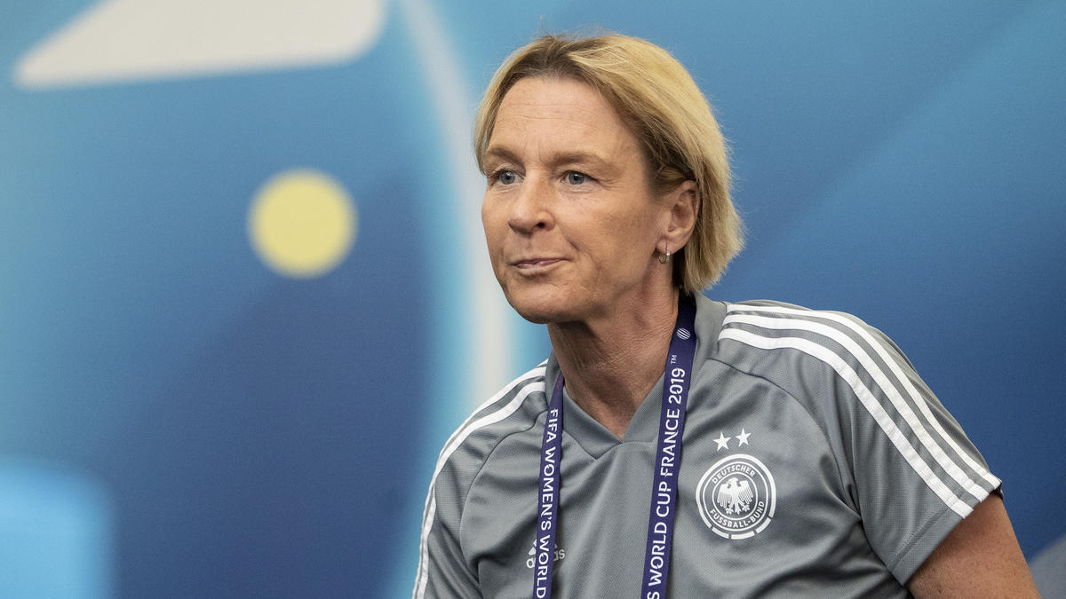 Martina Voss-Tecklenburg und die DFB-Frauen müssen um die Olympia-Teilnahme bangen Martina Voss-Tecklenburg und die DFB-Frauen müssen um die Olympia-Teilnahme bangen
