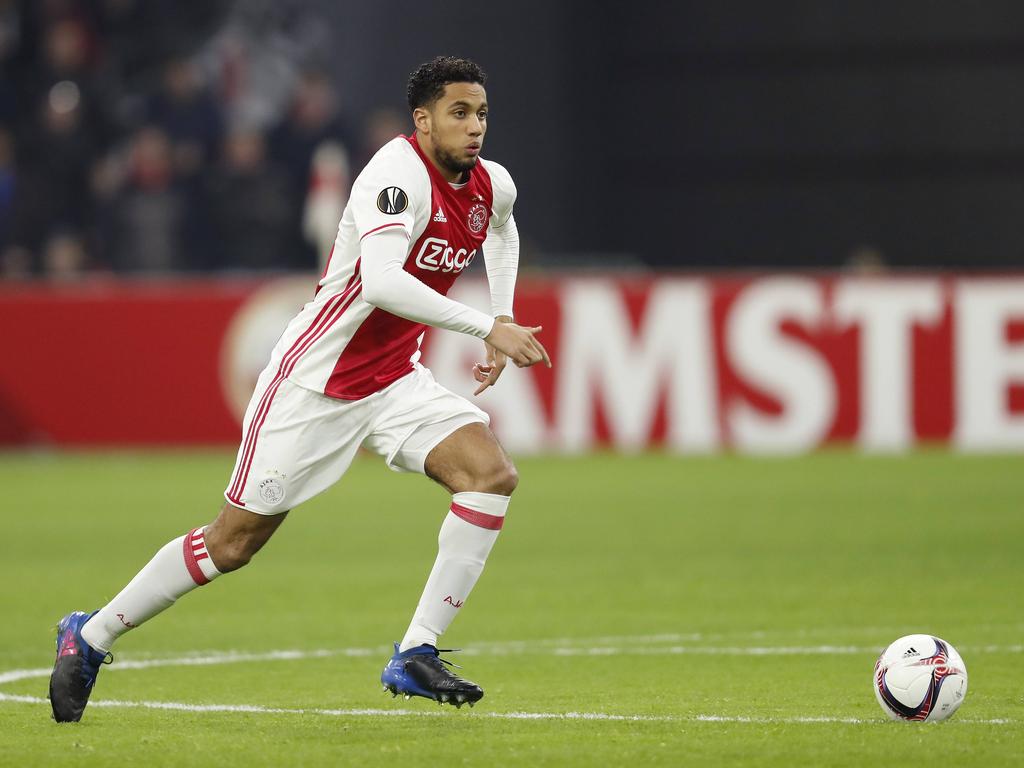 Jaïro Riedewald zoekt naar oplossingen tijdens het Europa League-duel Ajax - Legia Warschau (23-02-2017).