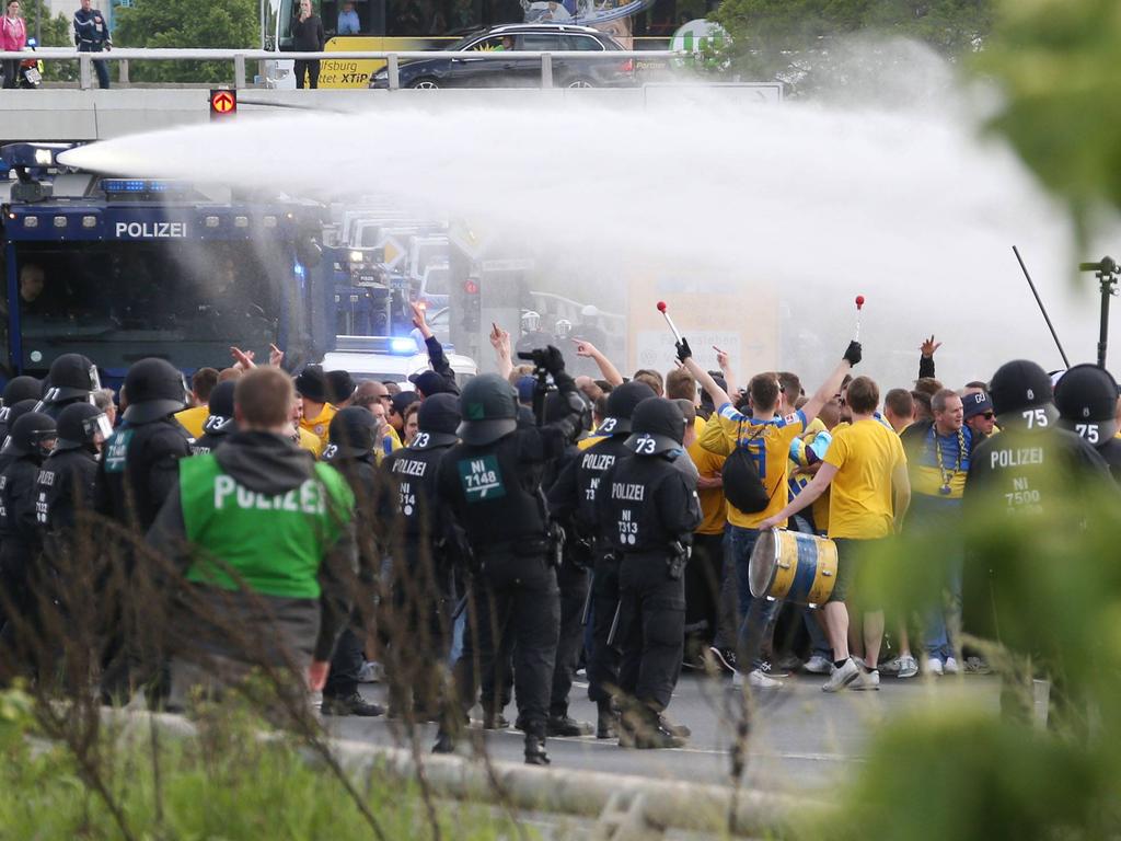 Die Polizei setzte Wasserwerfer gegen Fans ein