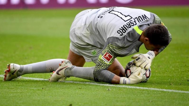 Verletzt: Wolfsburg-Keeper Koen Casteels. Foto: Peter Kneffel Verletzt: Wolfsburg-Keeper Koen Casteels. Foto: Peter Kneffel