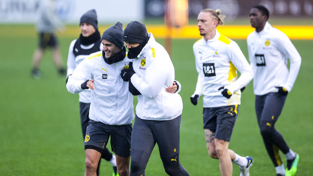 Manuel Akanji (M.) ist wieder auf dem BVB-Trainingsplatz mit dabei (Symbolbild)
