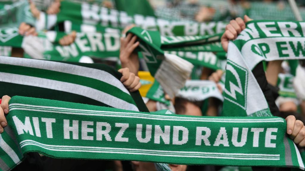Werder Fans singen vor Spielbeginn die Vereinshymne