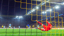 Hier pariert BVB-Keeper Gregor Kobel den Elfmeter von ManCity-Star Riyad Mahrez
