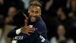 Neymar (r.) und Messi sind Teamkollegen beim französischen Meister Paris Saint-Germain