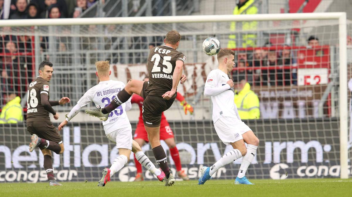 Henk Veermann (M.) traf für den FC St. Pauli ins Tor Henk Veermann (M.) traf für den FC St. Pauli ins Tor