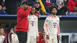 Michael Olise (m.) und Serge Gnabry (r.) suchen beim FC Bayern nach ihrer Topform