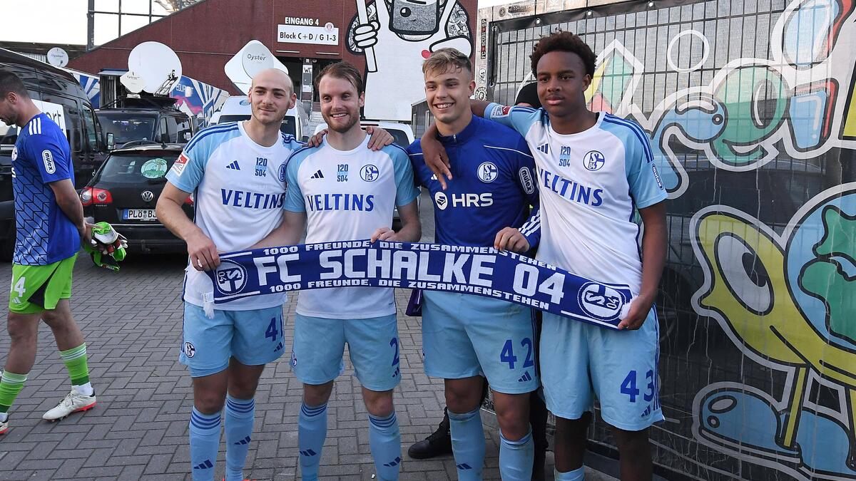 Keke Topp (2.v.r.) zieht es vom FC Schalke 04 zu Werder Bremen