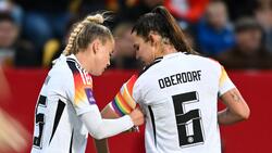 Giulia Gwinn (l.) trägt die Regenbogenbinde bei der EM