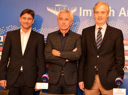 Carl-Edgar Jarchow (r.) mit Sportdirektor Oliver Kreuzer (l.) und Trainer Bert van Marwijk