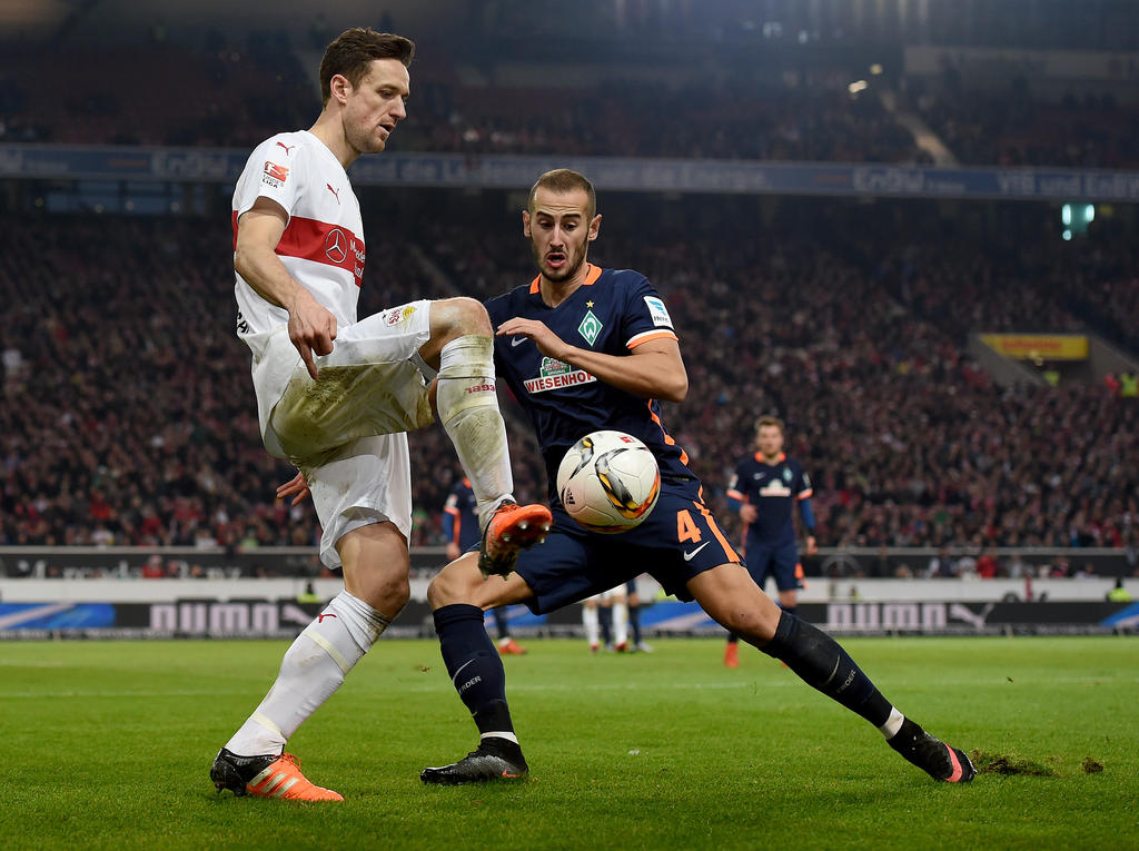 Christian Gentner (l.) bleibt dem VfB Suttgart auch in der 2. Liga treu Christian Gentner (l.) bleibt dem VfB Suttgart auch in der 2. Liga treu