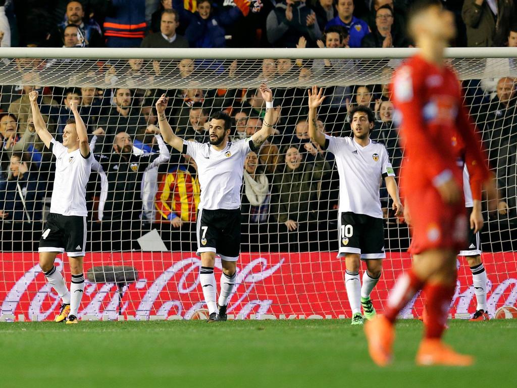 Los jugadores del Valencia celebran uno de los goles logrados ante el Espanyol. (Foto: Imago)