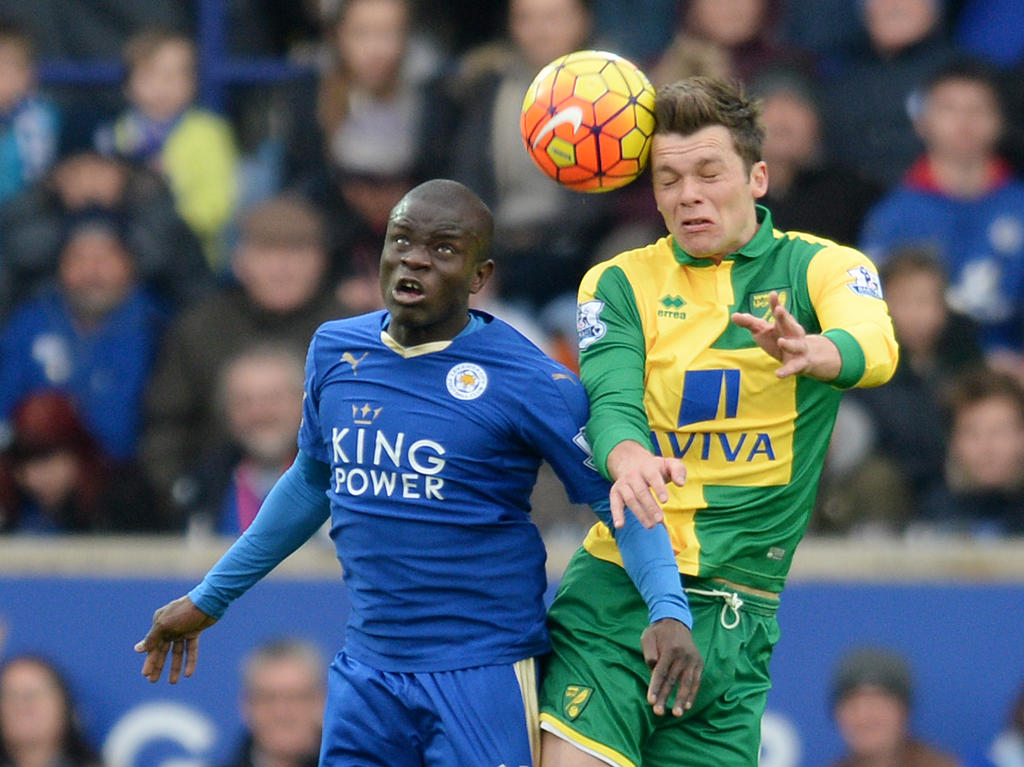 N'Golo Kanté (l.) vecht een luchtduel met Jonny Howson (r.) uit tijdens het competitieduel Leicester City - Norwich City. (27-02-2016) N'Golo Kanté (l.) vecht een luchtduel met Jonny Howson (r.) uit tijdens het competitieduel Leicester City - Norwich City. (27-02-2016)