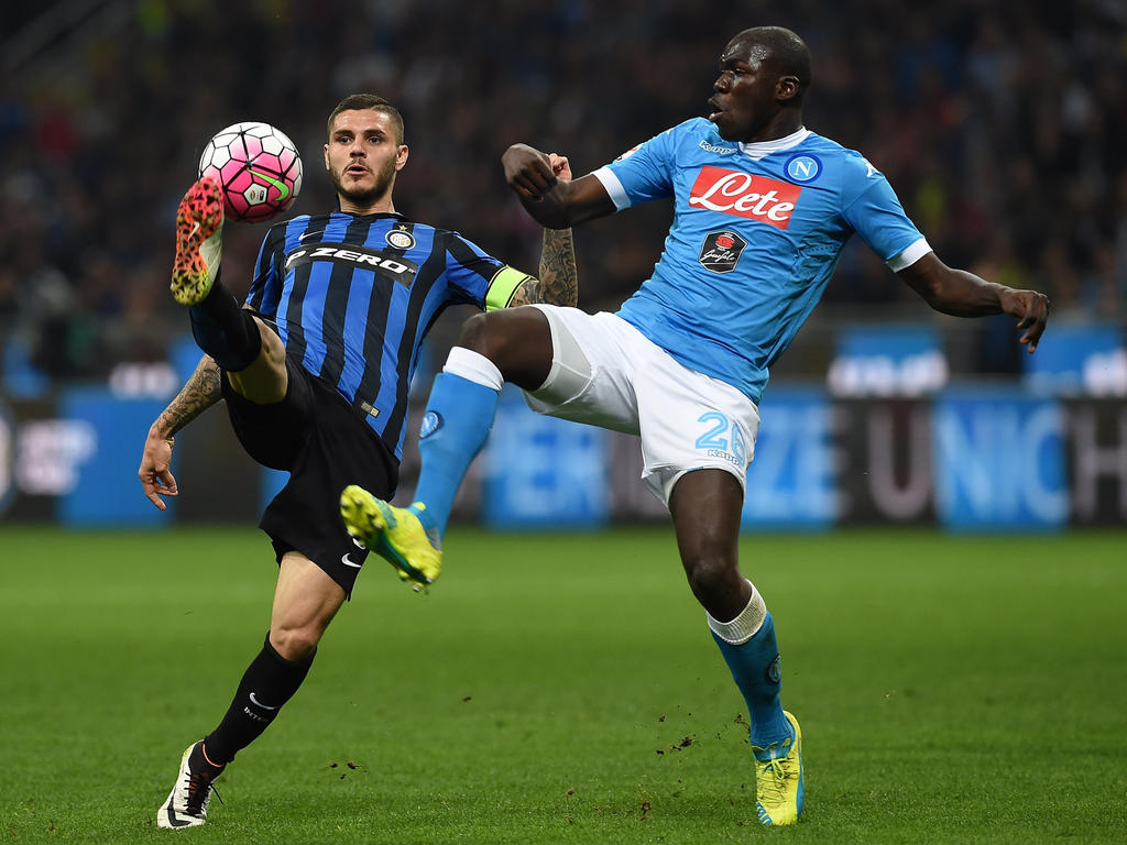 Im Ligaspiel zwischen Inter und Napoli kämpfen Torschütze Mauro Icardi (l.) und Kalidou Koulibaly um das Leder. (16.04.2016)