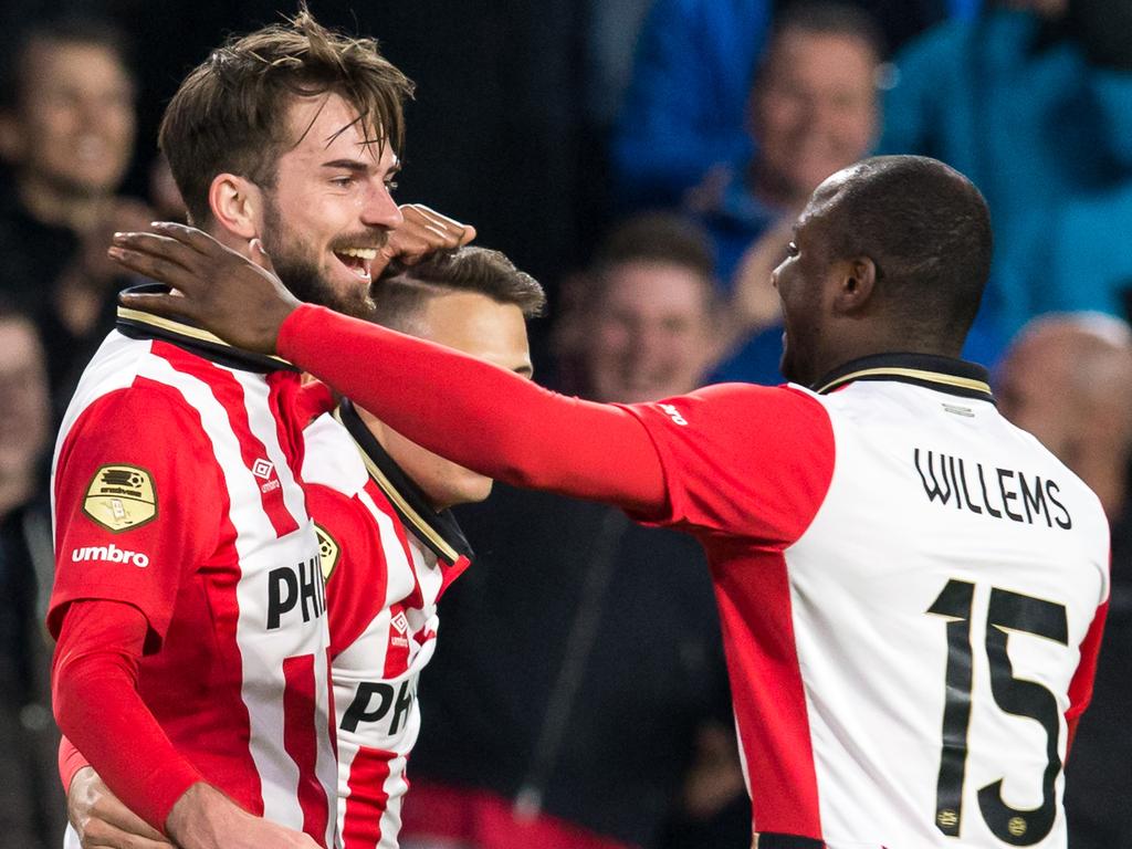 Davy Pröpper (l.) krijgt na zijn openingsdoelpunt tijdens de wedstrijd PSV - Vitesse de felicitaties van Santiago Arias (m.) en Jetro Willems. (19-04-2016)