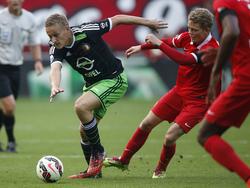 Jens Toornstra (l.) ontsnapt bij Kasper Kusk (l.) tijdens FC Twente - Feyenoord. (31-08-2014)